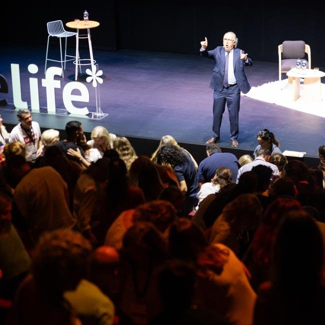 Con Emilio Duró los asistentes a la sala de charlas se emocionaron y rieron.