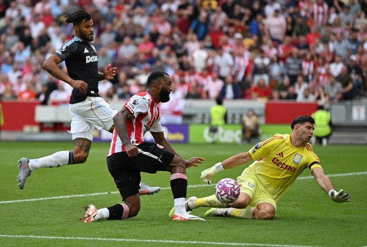 Soccer Football - Premier League - Brentford v Aston Villa - GTech Community Stadium, London, Britain - August 23, 2025
Brentford's Thiago in action with Aston Villa's Emiliano Martinez REUTERS/Tony O Brien EDITORIAL USE ONLY. NO USE WITH UNAUTHORIZED AUDIO, VIDEO, DATA, FIXTURE LISTS, CLUB/LEAGUE LOGOS OR 'LIVE' SERVICES. ONLINE IN-MATCH USE LIMITED TO 120 IMAGES, NO VIDEO EMULATION. NO USE IN BETTING, GAMES OR SINGLE CLUB/LEAGUE/PLAYER PUBLICATIONS. PLEASE CONTACT YOUR ACCOUNT REPRESENTATIVE FOR FURTHER DETAILS..