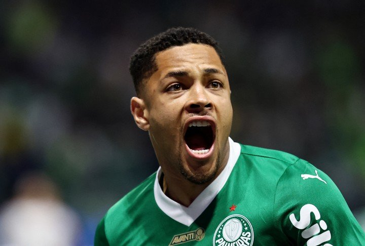 Vitor Roque metió un hat-trick (Reuters).