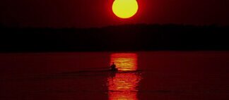 Una relación tiene que enfrentarse a desafíos inmensos a través del tiempo en esta romántica película que acaba de estrenarse en streaming