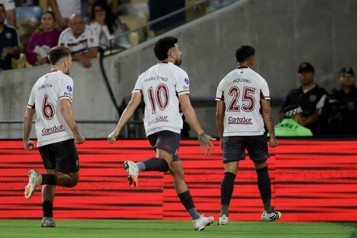 Los jugadores de Lanús celebran el 1 a 1 de Aquino (EFE).