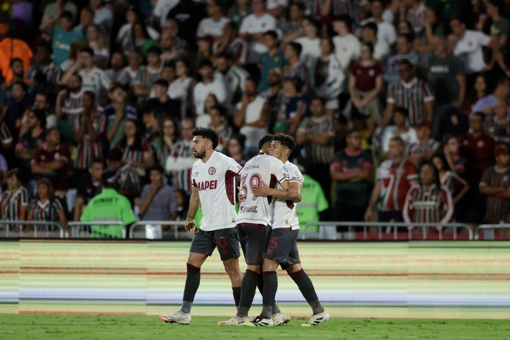 Los jugadores de Lanús celebran el gol (EFE).