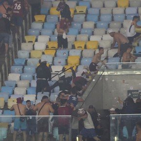 Otra vez la violencia policial en Brasil: les pegaron a los hinchas de Lanús