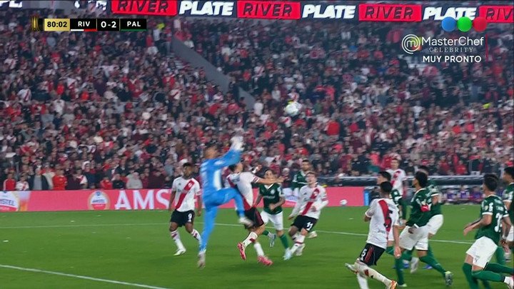 El rodillazo de Weverton a Montiel.