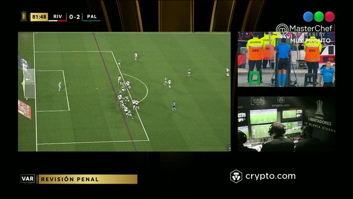 El fuera de juego que evitó que la jugada terminara en penal.