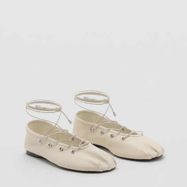 Bailarinas cruzadas en blanco con tejido de piel de Mango.