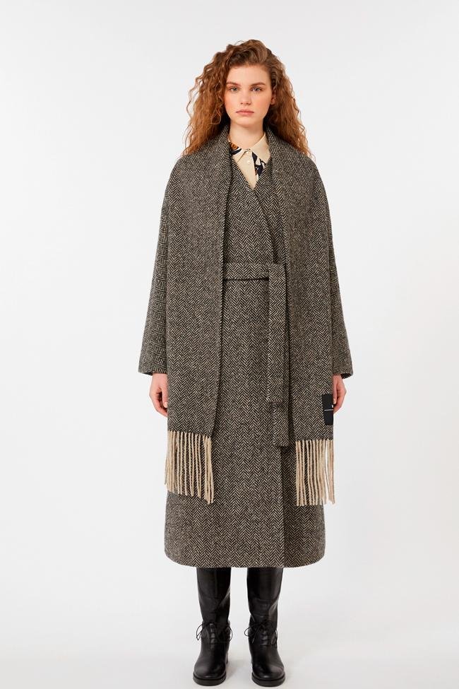 Abrigo con detalle de bufanda de Max Mara.