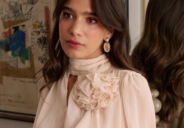 Cinco blusas fluidas y originales que te harán el look rápido de entretiempo con vaqueros