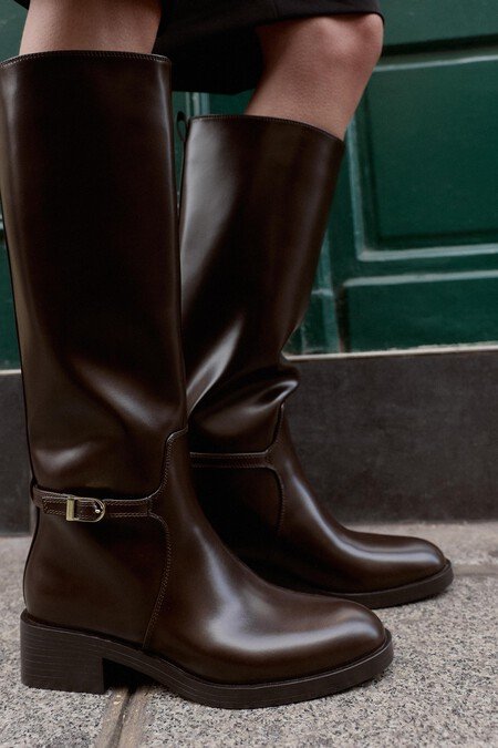 Acaban de llegar a Zara las botas altas que amarán las mujeres clásicas: marrón chocolate, con estética ecuestre y tacón sensato
