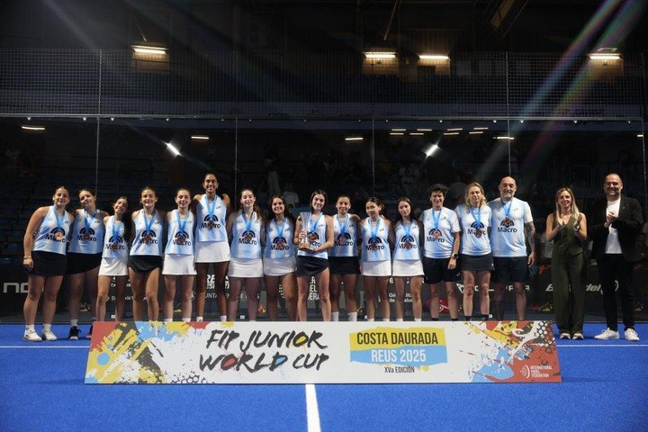 Las jugadoras de la selección femenina celebraron el bronce posando con la medalla del certamen.