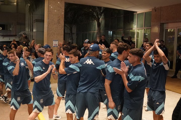 Racing saludando a su gente.
