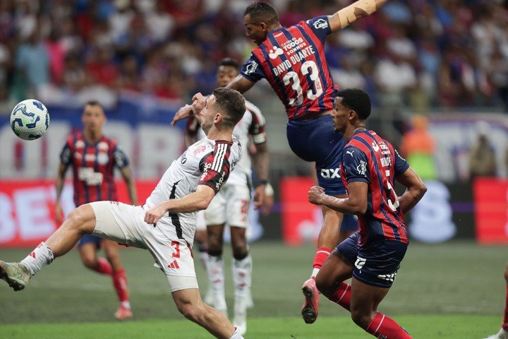 Flamengo ante Bahia en Fonte Nova.