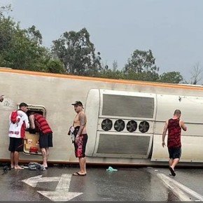 Volcó un micro con hinchas de Flamengo: tres heridos graves