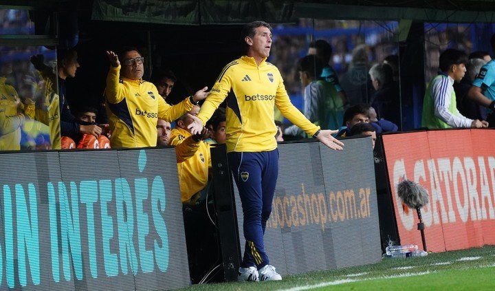 La realidad de hoy: Úbeda en el banco de Boca (Fotos Emmanuel Fernández).