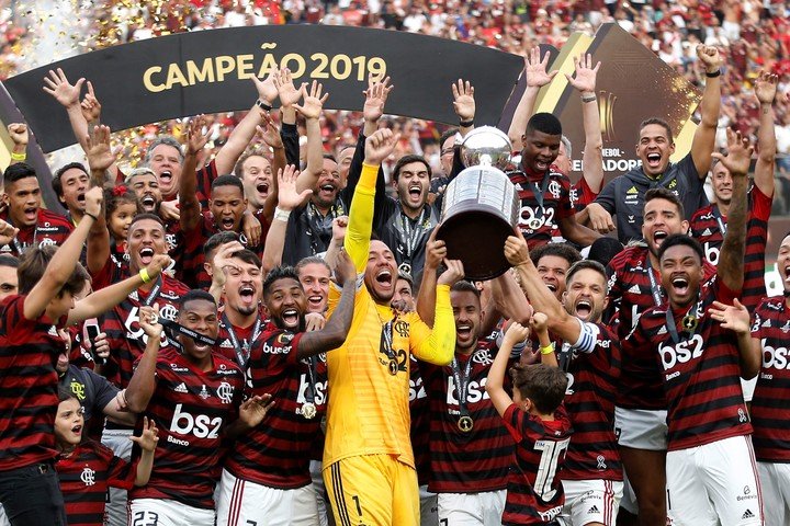 El Flamengo levanta la Copa en 2019. (Photo by Luka GONZALES / AFP)