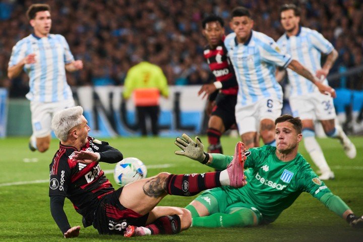 Cambeses y la tapada a Varela (AP Photo/Rodrigo Abd).