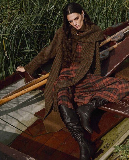 Cinco vestidos fluidos y elegantes que arrasan en Sfera y son un must para llevar con botas altas y abrigo largo