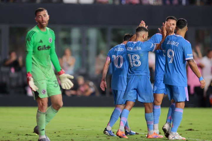 Leo festeja el primer gol con Allende. Se suman Alba y Busquets (Sam Navarro-Imagn Images).