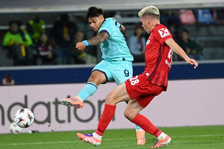 Santiago Castro estuvo presente en la igualdad del Bologna. EFE.