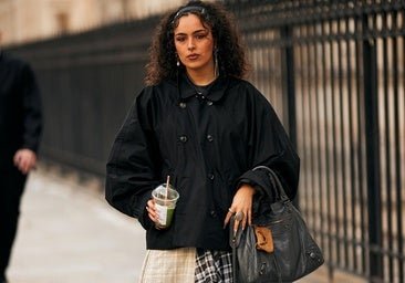 Cómo combinar tus faldas estampadas este otoño según las mejor vestidas del street style