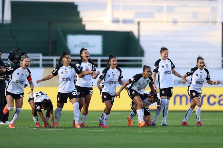 El festejo de las chicas de Corinthians en la definición por penales. (AP)