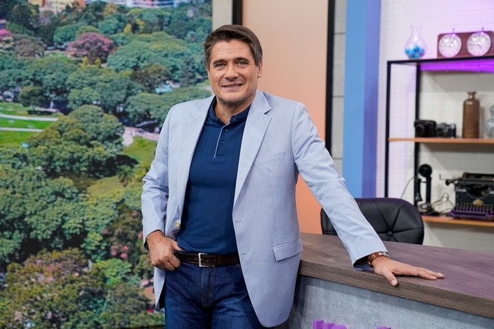 El conductor en su programa de la TV Publica. (Foto Maxi Failla).