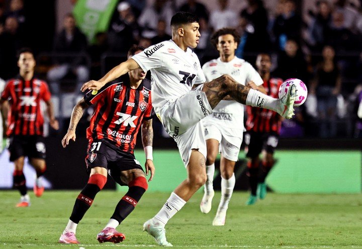 Adonis Frias en acción.