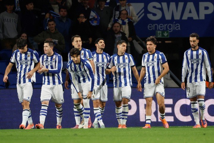 Los jugadores de la Real celebran el segundo gol ante el Sevilla (EFE).