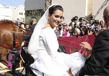 El delicado vestido de novia de Bárbara Mirjan: con detalles de encaje bordado a mano y un dramático velo