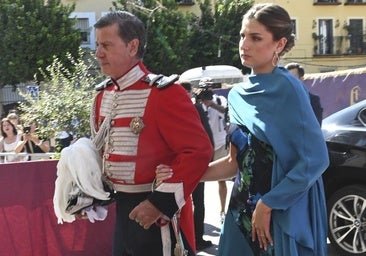 El look de Amina Martínez de Irujo con chal fluido en azul: la madrina más estilosa en la boda de Cayetano