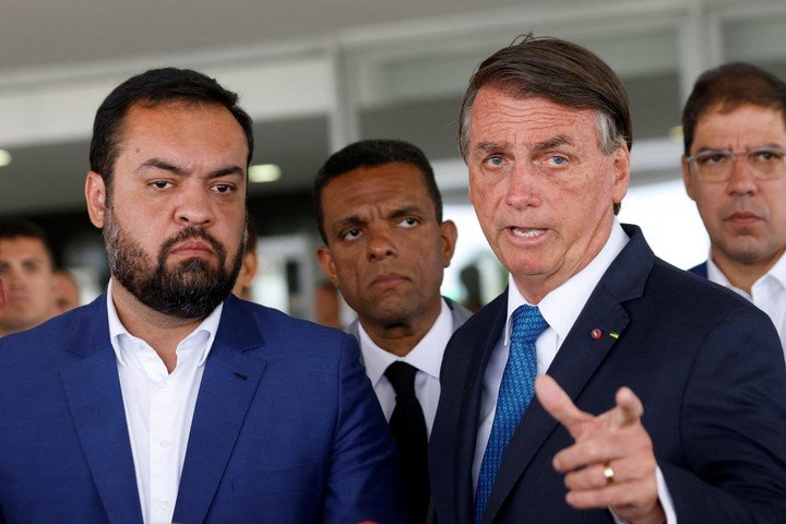 Claudio Castro (izquierda) y Jair Bolsonaro (derecha), miembros del PL.