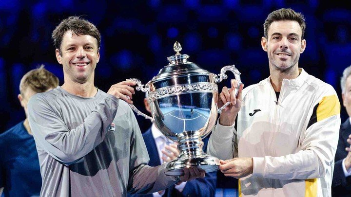Horacio Zeballos y Marcel Granollers alzaron el trofeo de campeones del ATP 500 de Basilea en dobles.
