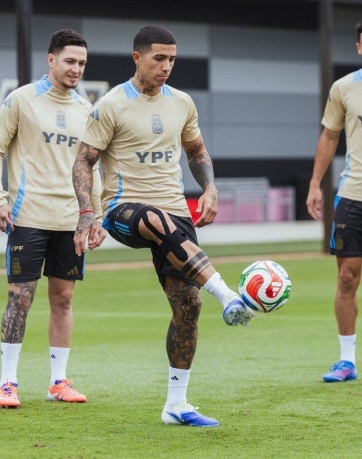 Enzo Fernández con la venda en la rodilla. (Prensa AFA).