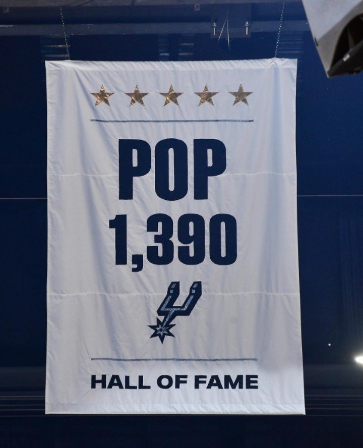 El banderín colgado en honor a Popovich (NBA).