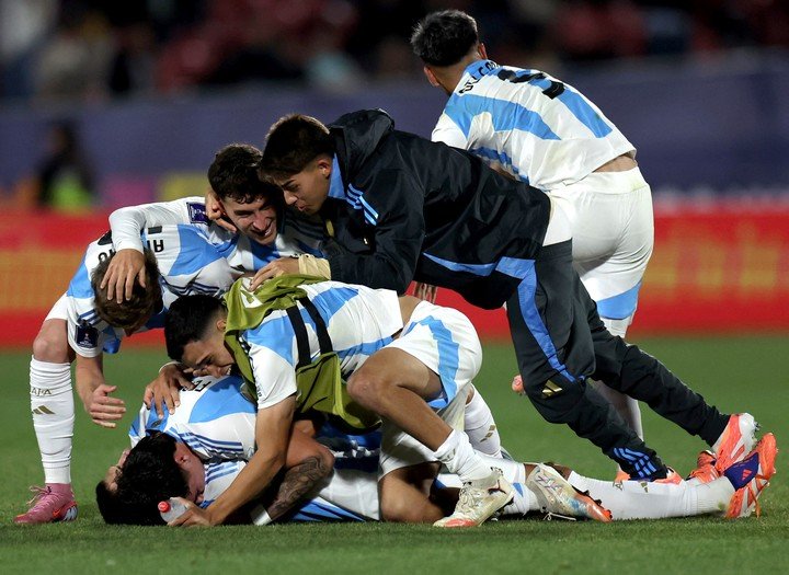 El festejo de los jugadores de Argentina tras el pase a la final. (REUTERS/Pablo Sanhueza)