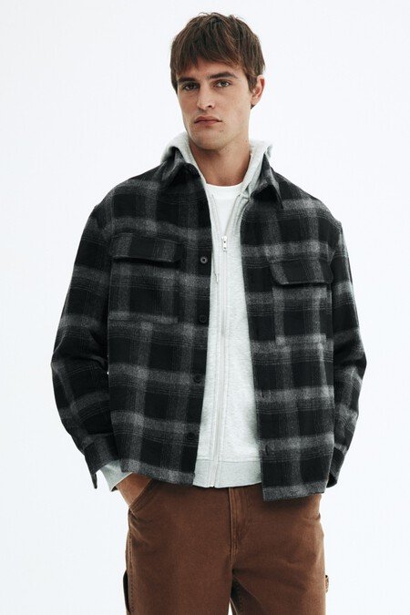 Entre Capas Texturas Y El Regreso Del Estilo Grunge Las Camisas De Franela Vuelven A Marcar Tendencia Para Este Otono Escribir Tu Estilo A Cuadros