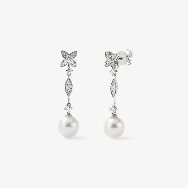 Pendientes de oro blanco de 18K con 28 diamantes en talla brillante con un total de 0,59 cts y 2 perlas akoya de 8,5 mm (3.350€)