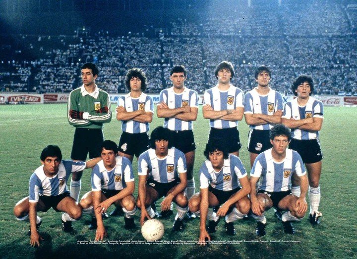 ArgentinA:Osvaldo Esucudero7, Juan Barbas8, Ramon Diaz9, Gabriel Calderon11, Ruben Rossi6,,Osvaldo Rinaldi13, Abelardo Carabelli4, Juan Simon2, Sergio Garcia1, Hugo Alves3,Diego Maradona10, semifinal of FIFA World Youth Tokyo79, Argentine 2-0 Uruguay at Tokyo in Japan 4/9/1979
MUNDIAL 1979 FORMACION DE ARGENTINA