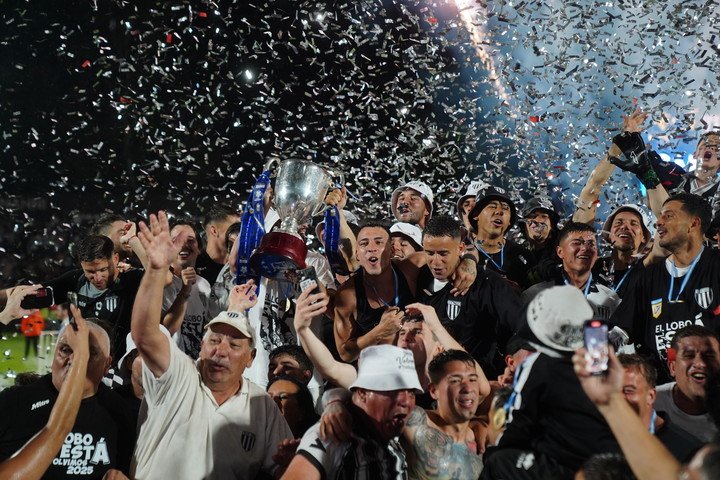 Los festejos del Lobo campeón. Foto Marcelo Carroll - FTP CLARIN