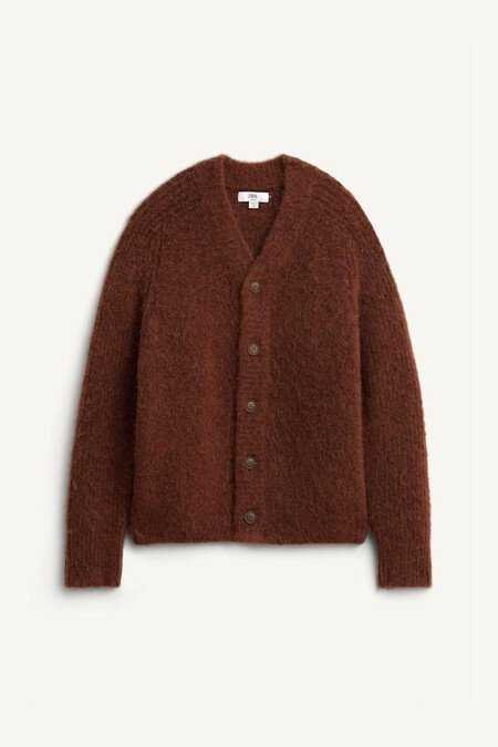 Jacob Elordi Confirma Lo Que El Estilo Old Money Ya Sabia El Cardigan No Es Cosa De Abuelos Sino El Comodin Mas Refinado Del Armario Otonal