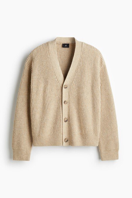 Jacob Elordi Confirma Lo Que El Estilo Old Money Ya Sabia El Cardigan No Es Cosa De Abuelos Sino El Comodin Mas Refinado Del Armario Otonal
