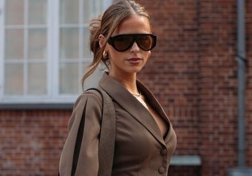 Pendientes dorados que van a elevar tus looks de oficina esta temporada