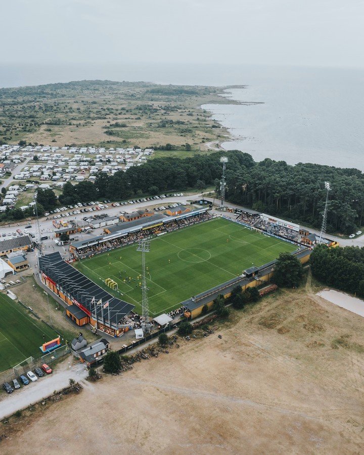 Strandvallen, el estadio en donde juega el Mjällby, a orillas del Báltico. (panenka.org).