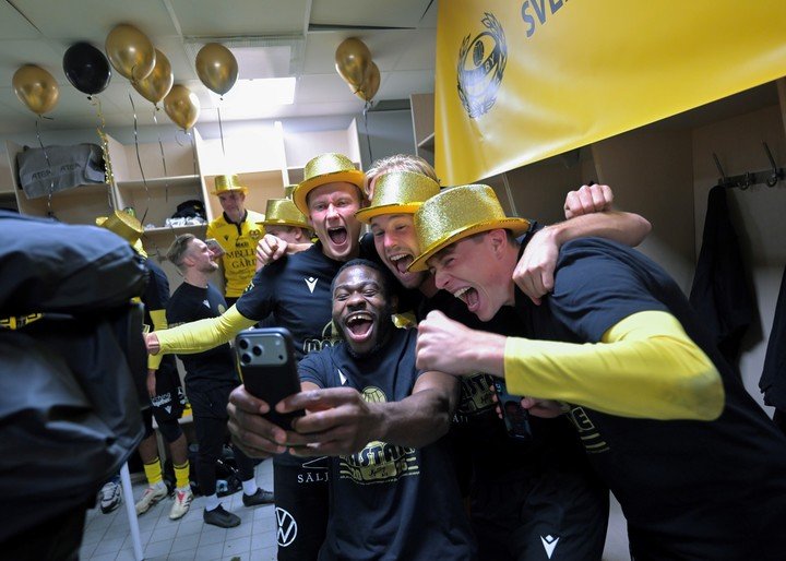 El eufórico festejo de los jugadores del Mjällby. (EFE).