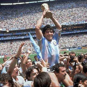 Murió el hincha que llevó en andas a Maradona en México 86: "Yo sé cuánto pesa Diego con la Copa"