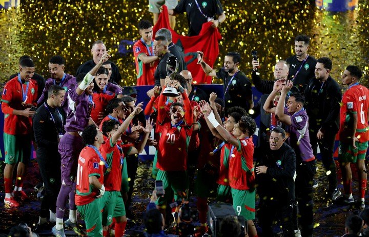 Los jugadores de Marruecos con el trofeo (Reuters).