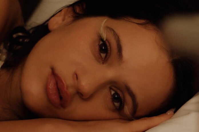 La inteligencia del misterio en la era de la sobreexplicación: cómo Rosalía consigue lo imposible en ‘Berghain’