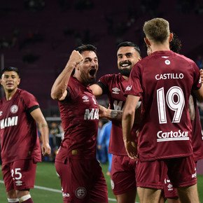 Va por los dos frentes: mientras piensa en la Copa, Lanús le ganó a Godoy Cruz y quedó puntero
