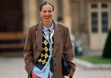 Todas las mujeres elegantes tienen un jersey de rombos en el armario: los más bonitos