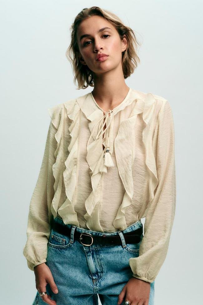 Blusa romántica con detalle de volantes de Zara.